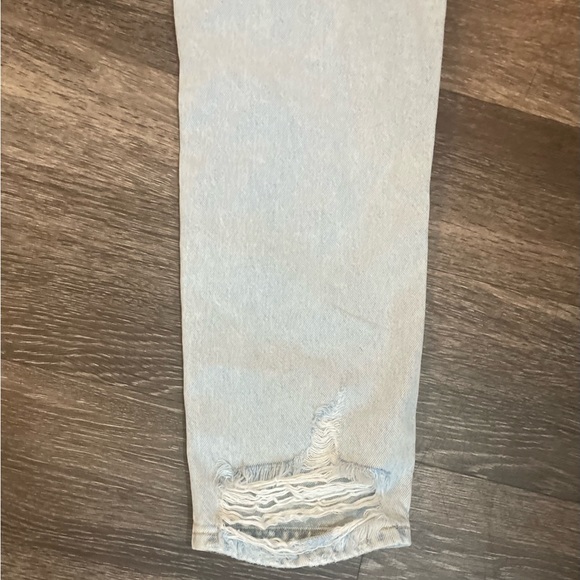 H&M Ultra High Waist Light Wash Loose Fit Mom Jeans Women's Size 8 *NEW* - Picture 4 of 5